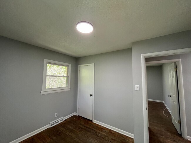 Building Photo - 2321 Stroller Ave