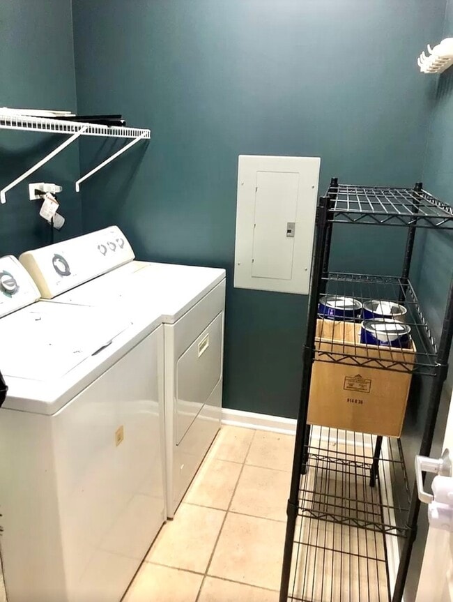 Building Photo - 5036 W Pensacola Ave