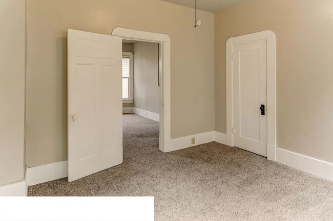 Building Photo - Large 6 Bedroom House Available in August!!