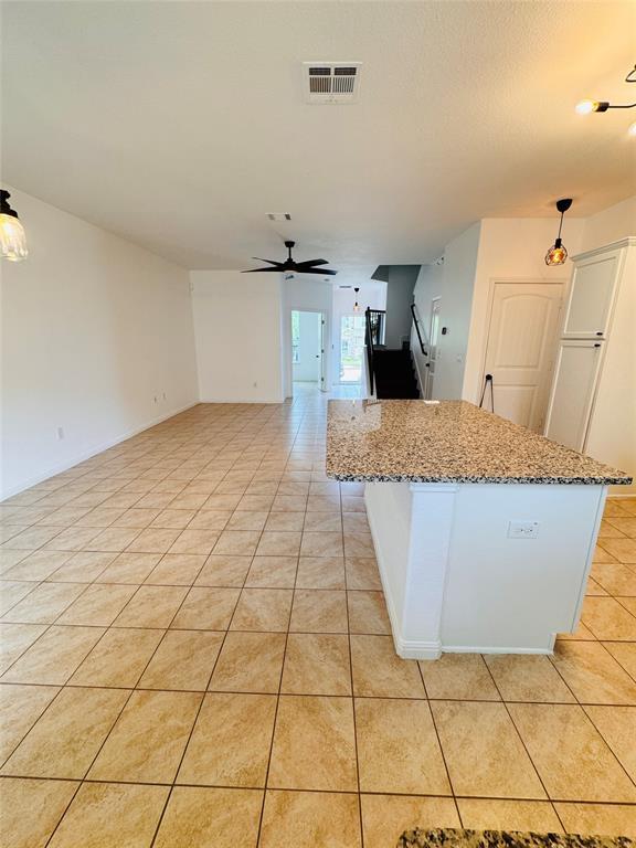 Building Photo - 402 Crater Lake Dr