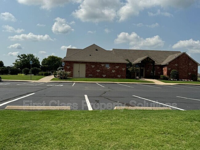 Building Photo - 5001 SW 128th Ct