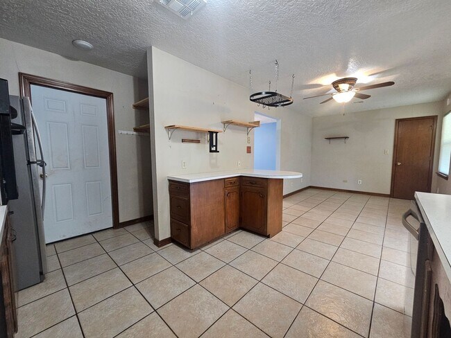 Building Photo - (2) Bed/(2) Bath with Storm Shelter Avail ...