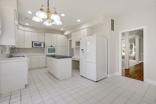 Building Photo - 3 Bed 2 Full Bath 2 Half Bath - Silver Spr...