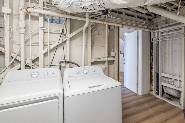 Washer/Dryer - 1150 Manhattan Ave