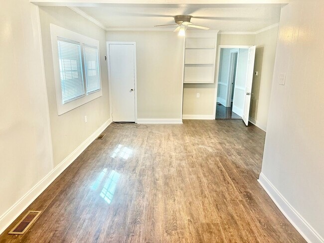 Building Photo - 690 Robertson Rd