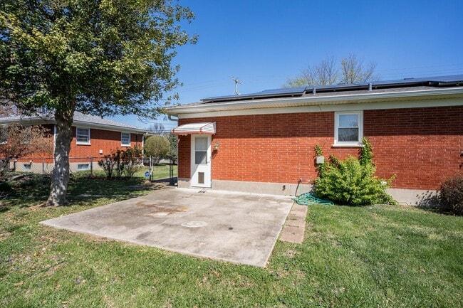 Building Photo - Welcome to this charming 3-bedroom, 2 full...