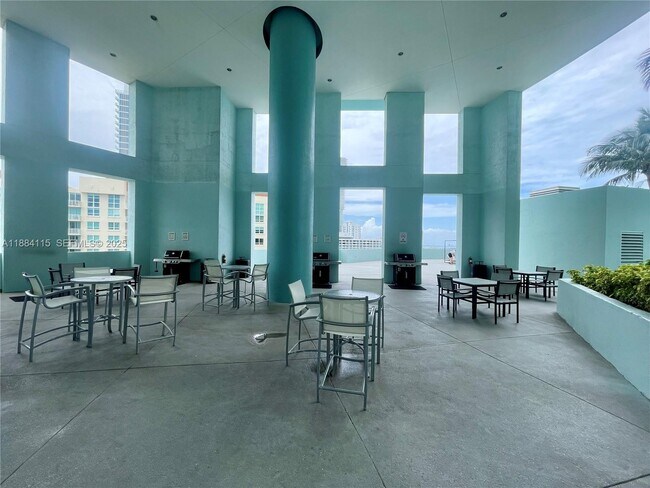 Building Photo - 1900 N Bayshore Dr