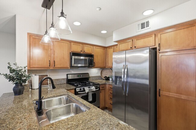 Building Photo - Point Loma, "The Bay" 2 bed 2 Bath Townhome now available! Amazing amenities, don't miss out