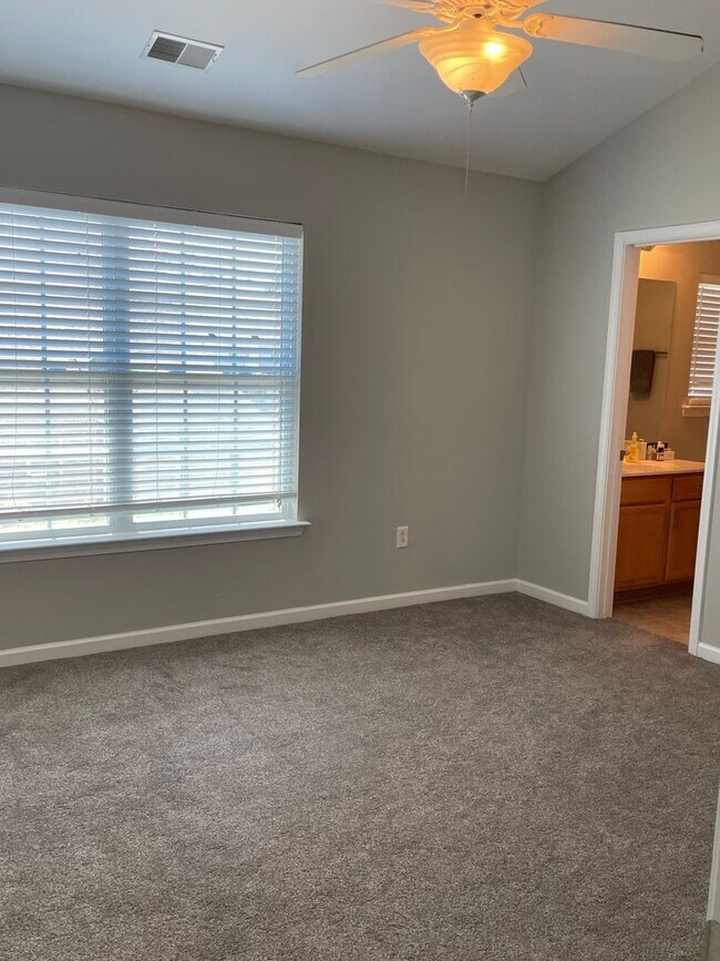 Building Photo - Conveniently Located Townhome in Pooler