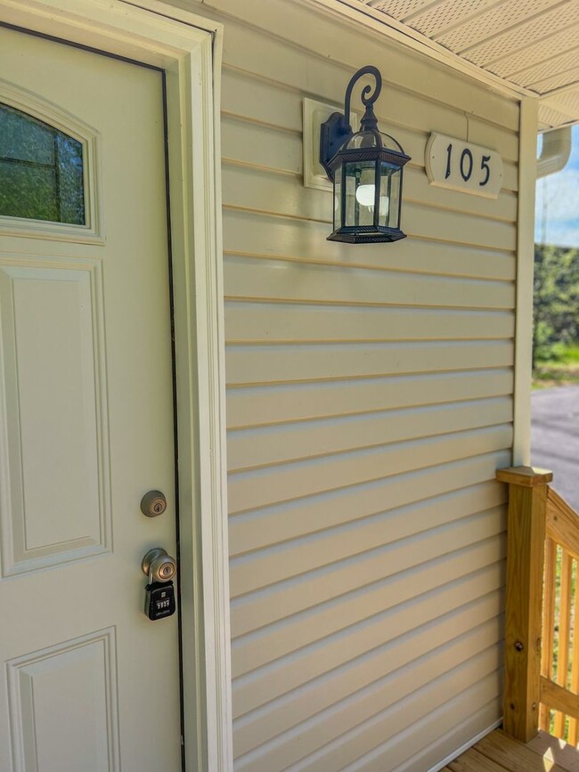 Building Photo - Renovated 2 Bed, 2 Bath Home Off Madison S...