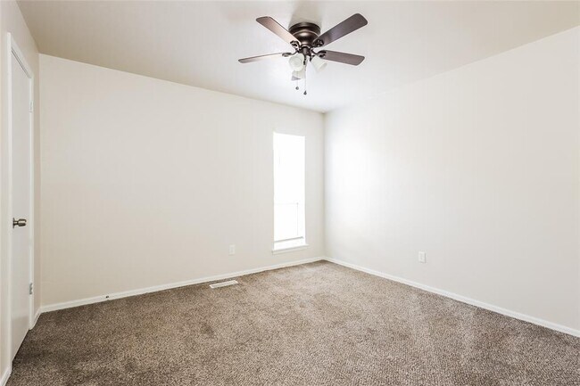 Building Photo - 8829 Parkridge Dr