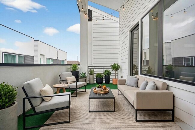 Building Photo - 5841 Dolores St