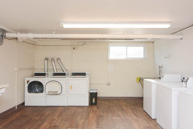 Building Photo - 696 Elm Pl