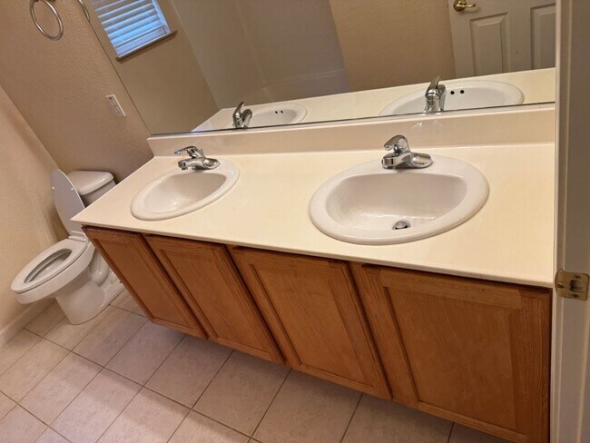 Building Photo - Modern 4 Bedroom w/ Loft Stonegate Area Vacaville *Star Rentals