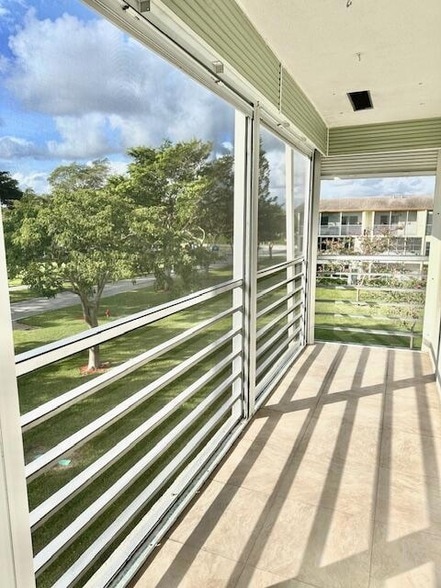 Building Photo - 368 Mansfield I