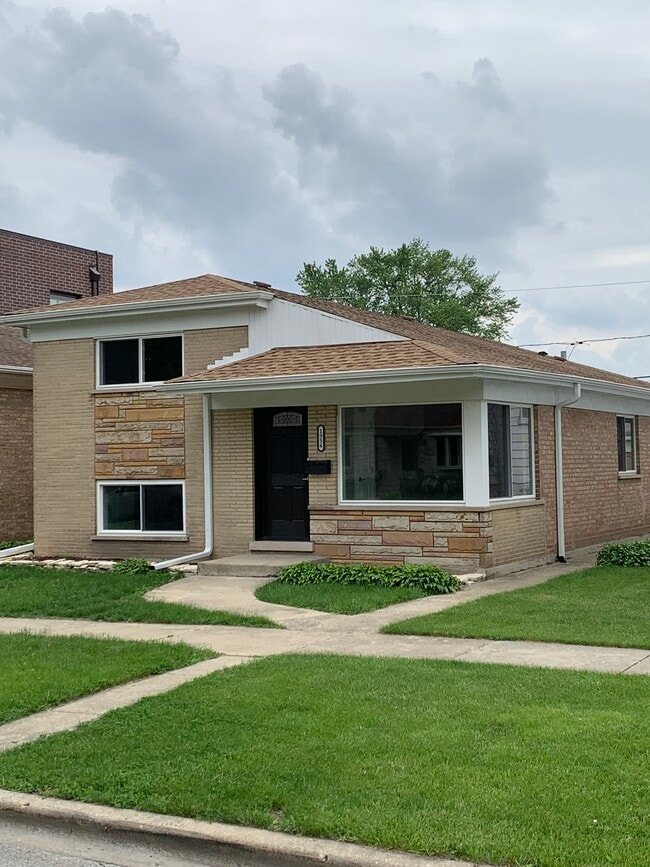 Building Photo - 1956 N 74th Ct