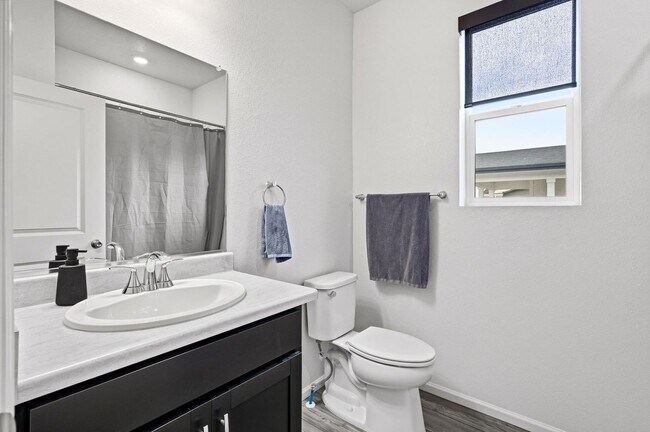 Building Photo - Modern Home in Brighton!