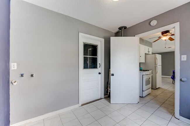 Building Photo - 8623 Norton Dr