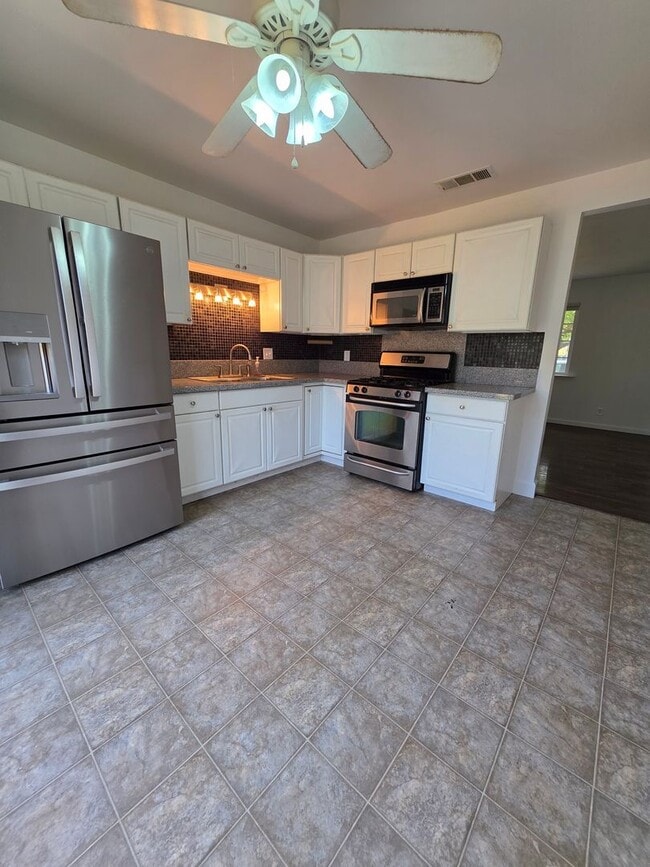 Building Photo - 3 BED/1 BATH LOCATED IN REDDING, CA