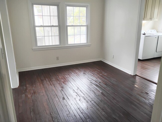 Building Photo - Stunning 3 Bedroom/2 Bath Awaits You