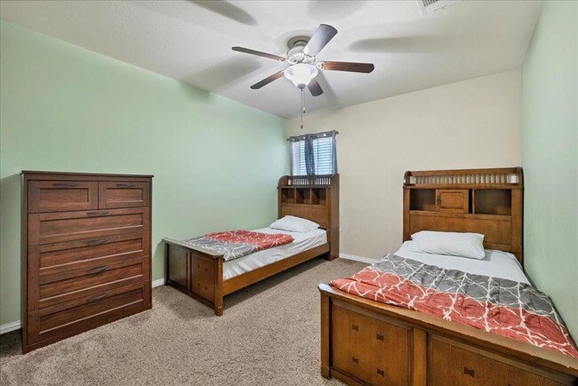 Building Photo - 300 Briar Park Dr