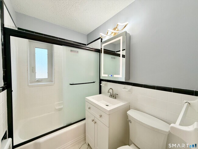 Building Photo - 570 Whitney Ave