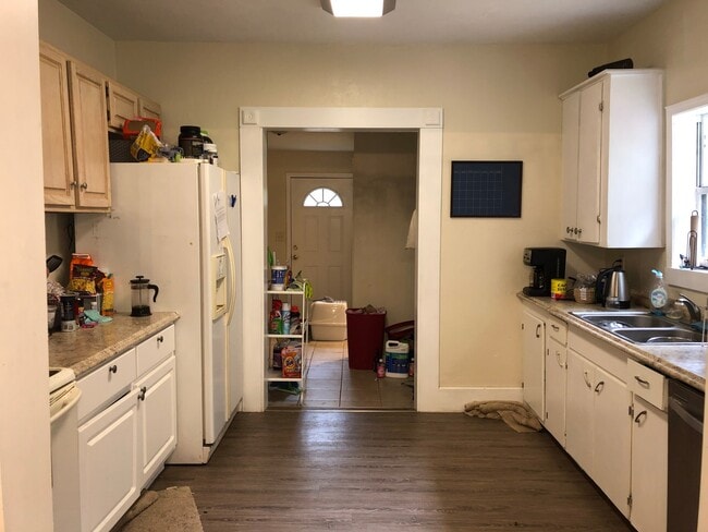 Building Photo - Large 4 Bedroom, 2 Bathroom House