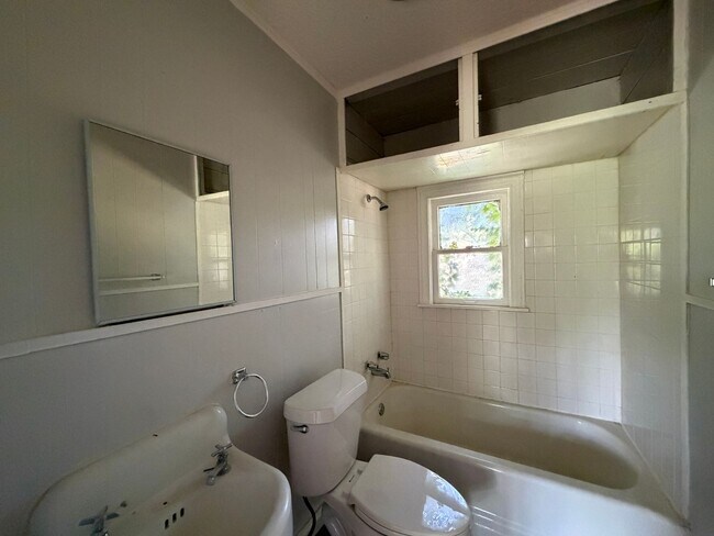 Building Photo - 2604 Lasker Ave