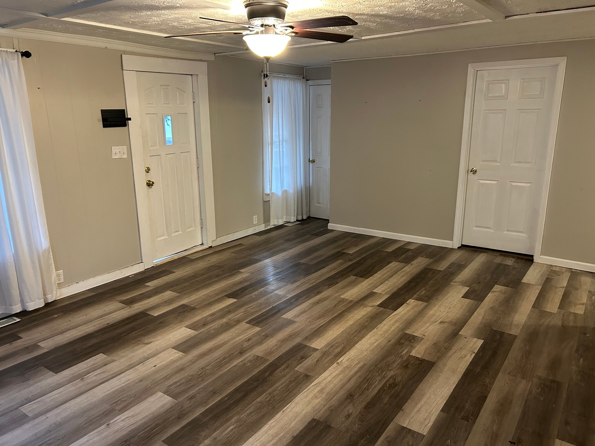 Building Photo - 821 E Woodlawn St