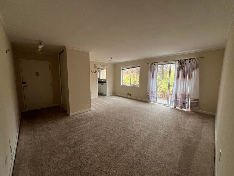 Building Photo - 10600 Kenilworth Ave