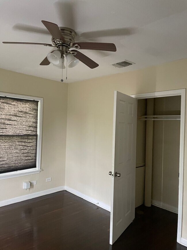 Building Photo - Charming Olmos Park Terrace Rental