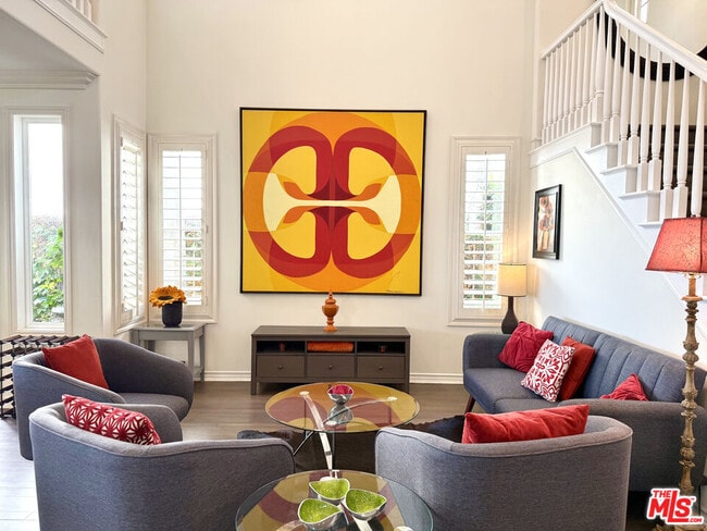 Building Photo - 5 Marisol