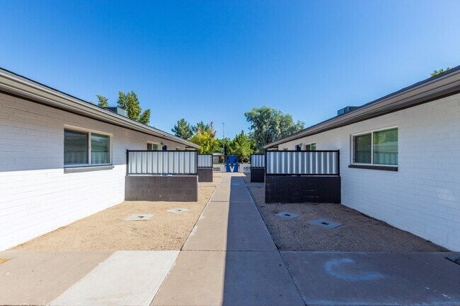 Building Photo - Charming Studio in Tempe!