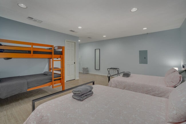 Building Photo - 7809 Claremont Dr