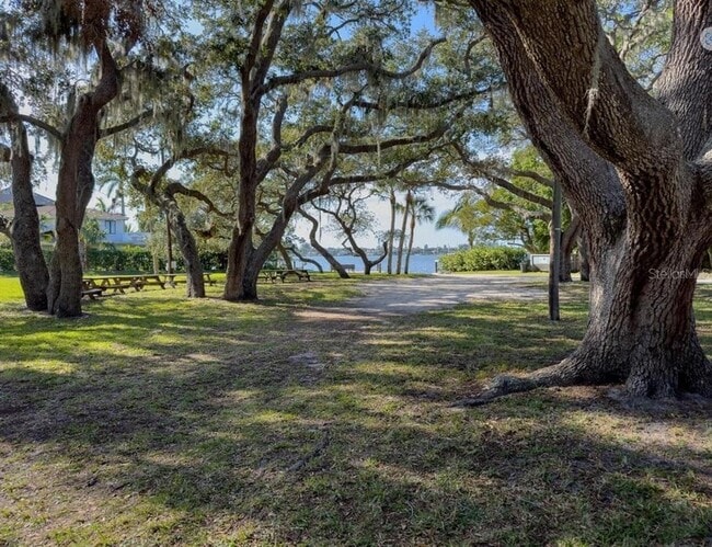 Building Photo - 1833 Pandora Dr