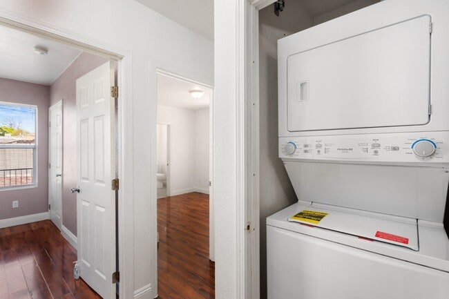 Building Photo - Remodeled 2 bed, 2 bath unit in Midtown