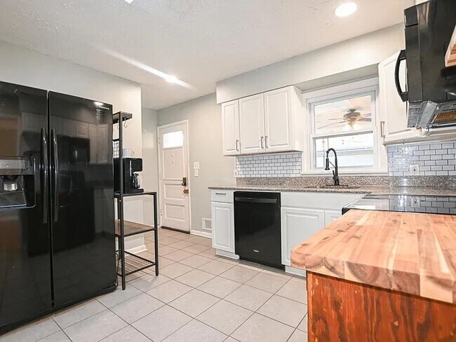 Building Photo - Large Corner Lot
