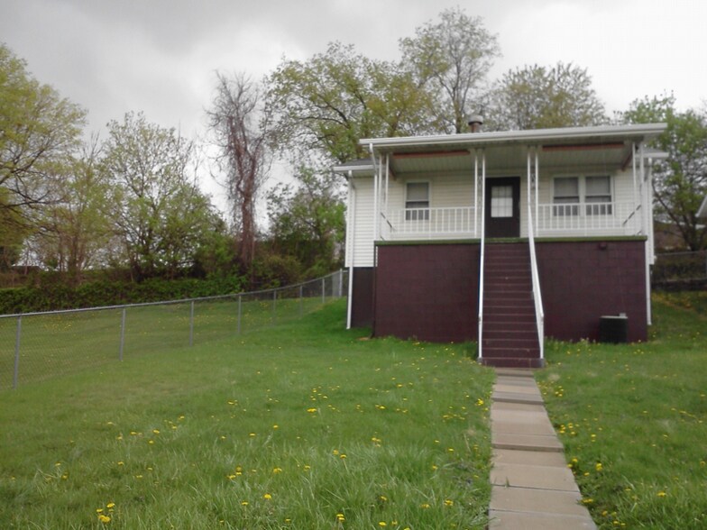 Building Photo - 296 Main St