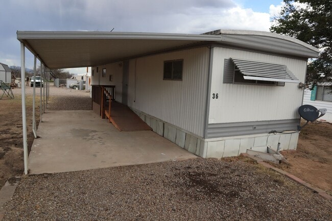 Building Photo - 790 W Green Ln