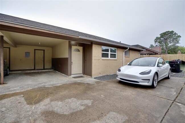 Building Photo - 10811 Sugar Hill Dr