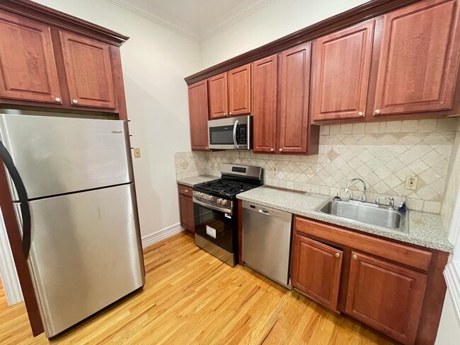 Building Photo - 145 Grand St