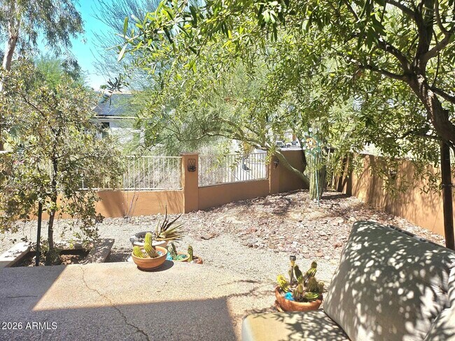 Building Photo - 1257 E Voltaire Ave