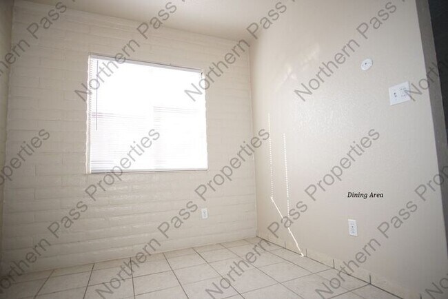 Building Photo - 2 Bedroom Duplex with Yard!