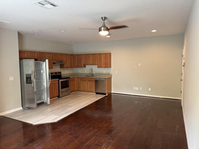 Building Photo - 420 Park Lake Dr