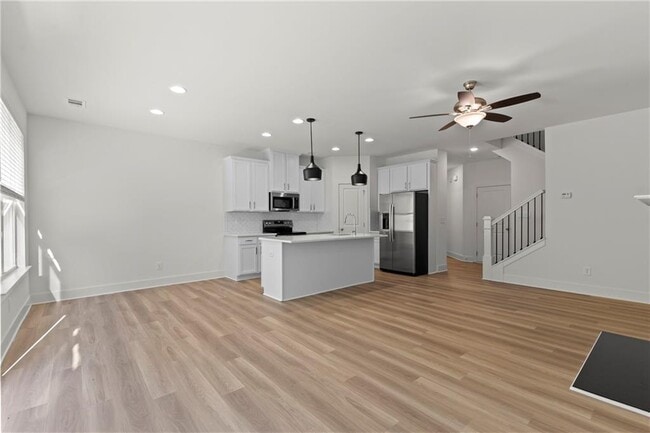 Building Photo - 2527 Riverside Rd