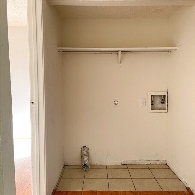 Building Photo - 9495 Pagewood Ln