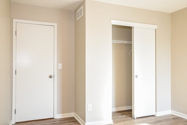 Building Photo - 5347 Dietrich Ave