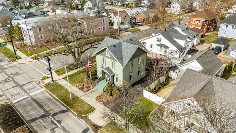 Building Photo - 720 Main St