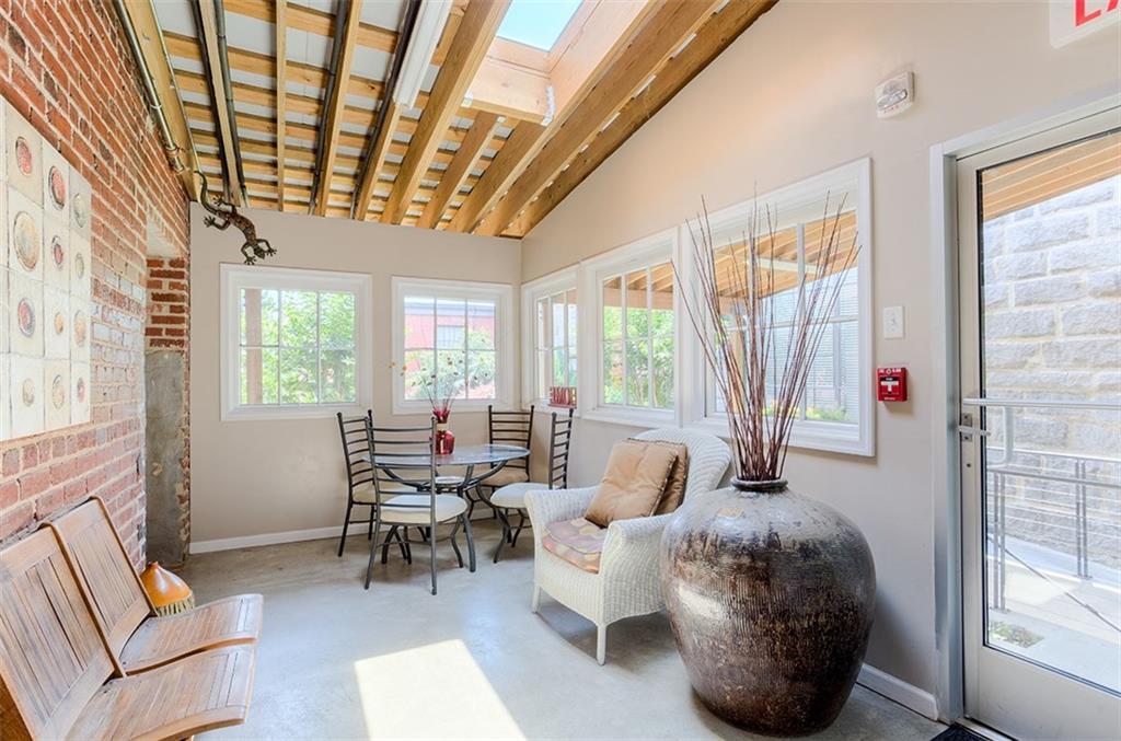 Community Sunroom - 612 Hull St