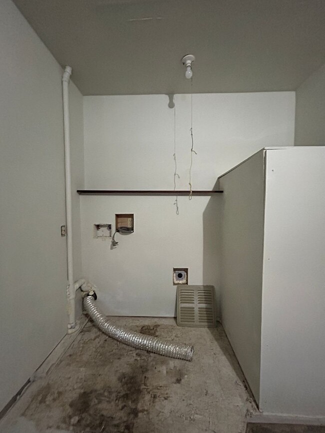 Building Photo - Recently Remodel 2 Bedroom / 1 Bathroom Du...